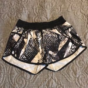 Lululemon Tracker III-static mist sz 6